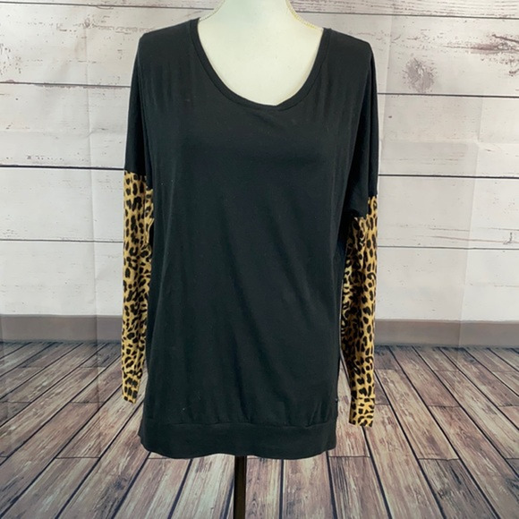 Victoria's Secret Tops - Victorias Secret Tee Shirt Womens Large Black‎ Animal Print Sleeve Contrast